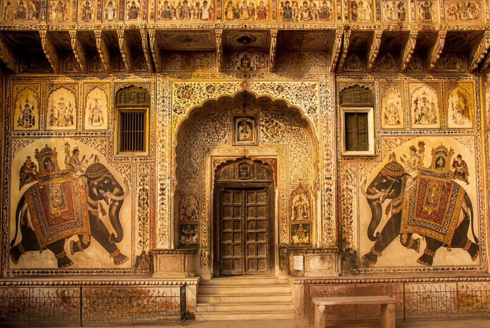 Frescoed haveli facade with painted elephants in Mandawa, Rajasthan